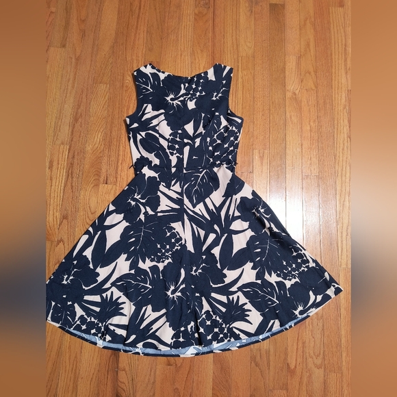 Signature Darby fit and flare A-line dress, size 6, blue and tan - Picture 9 of 9